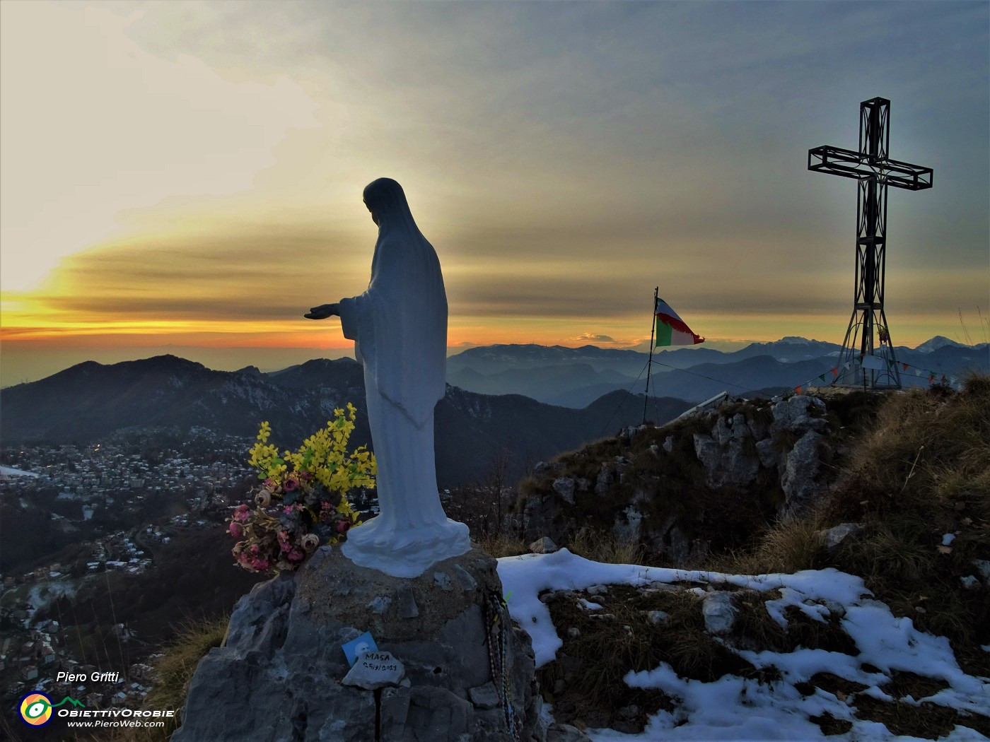 76 La Madonnina e la Croce a protezione dell'altopiano Selvino-Aviatico ed oltre.JPG